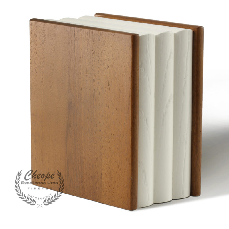 Urna Book White in legno di alta decorazione, per la custodia delle ceneri da cremazione, di grande versatilità di ambientazione per onorare la memoria del proprio caro in modo elegante e per tenerlo sempre insieme a noi in un contesto di armonia e discrezione