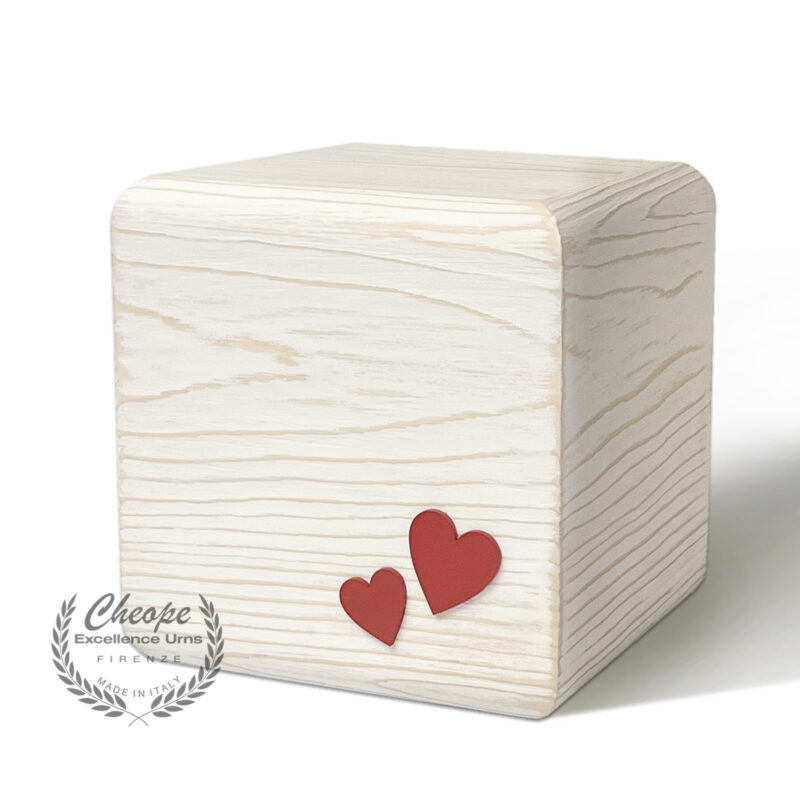 Urna Woody Cuore Rosso in legno di alta decorazione, per la custodia delle ceneri da cremazione, di grande versatilità di ambientazione per onorare la memoria del proprio caro in modo elegante e per tenerlo sempre insieme a noi in un contesto di armonia e discrezione