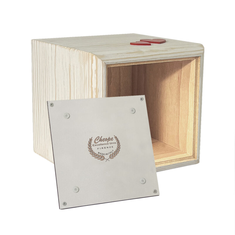 Urna Woody Cuore Rosso in legno di alta decorazione, per la custodia delle ceneri da cremazione, di grande versatilità di ambientazione per onorare la memoria del proprio caro in modo elegante e per tenerlo sempre insieme a noi in un contesto di armonia e discrezione